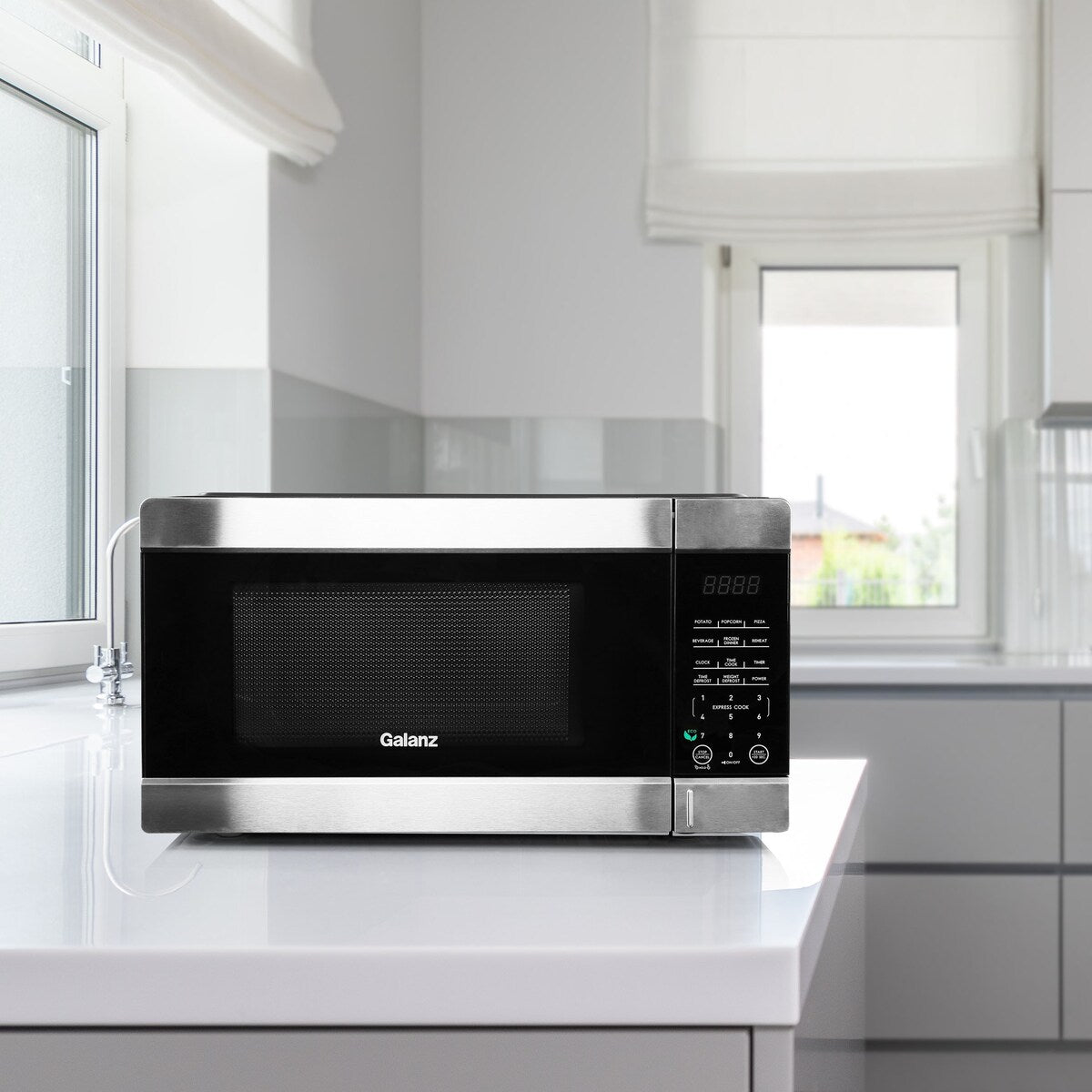 Four à micro-ondes de comptoir noir de 0,9 pi³ et 900 W avec cuisson express à une touche