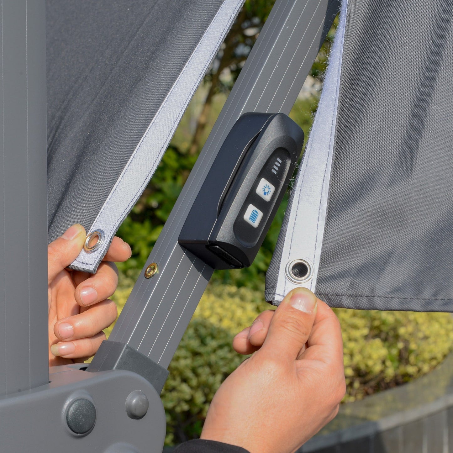 Parasol de terrasse solaire à LED Outsunny de 3 m, parasol suspendu décalé avec rotation à 360°, base croisée, 8 baleines, inclinaison et manivelle