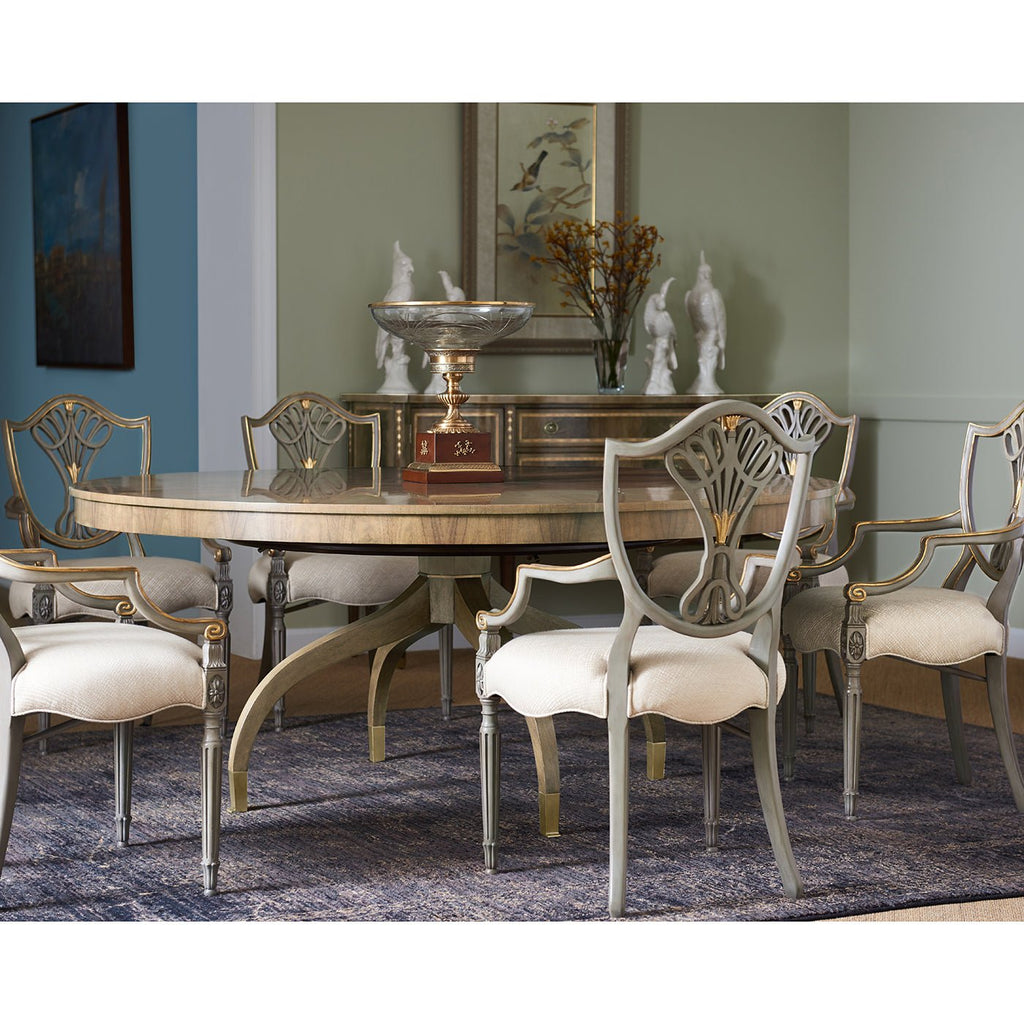 Chaise de salle à manger à dossier bouclier de style antique
