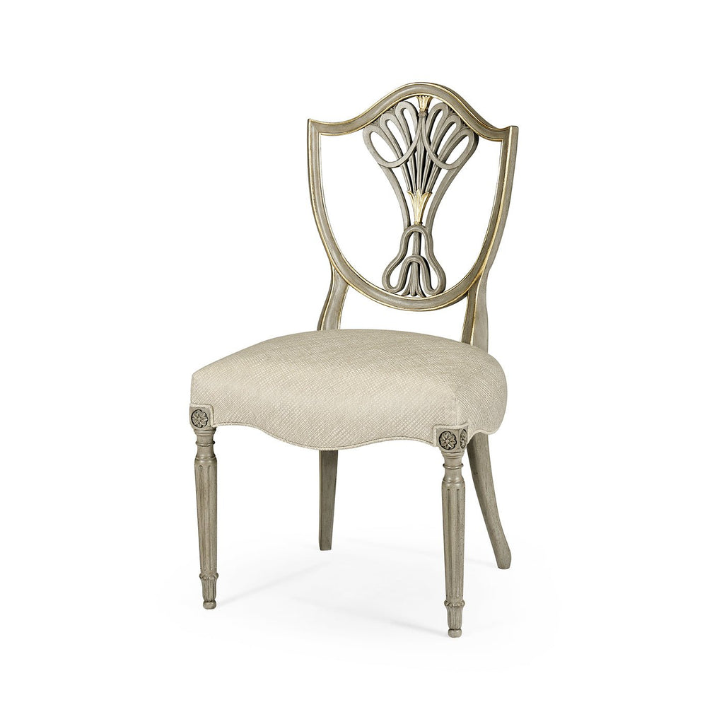 Chaise de salle à manger de style antique avec dossier en bouclier