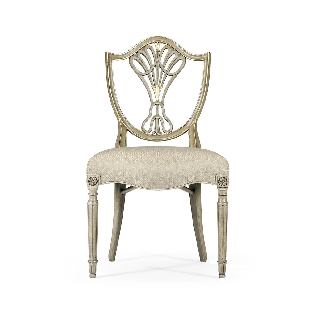Chaise de salle à manger de style antique avec dossier en bouclier