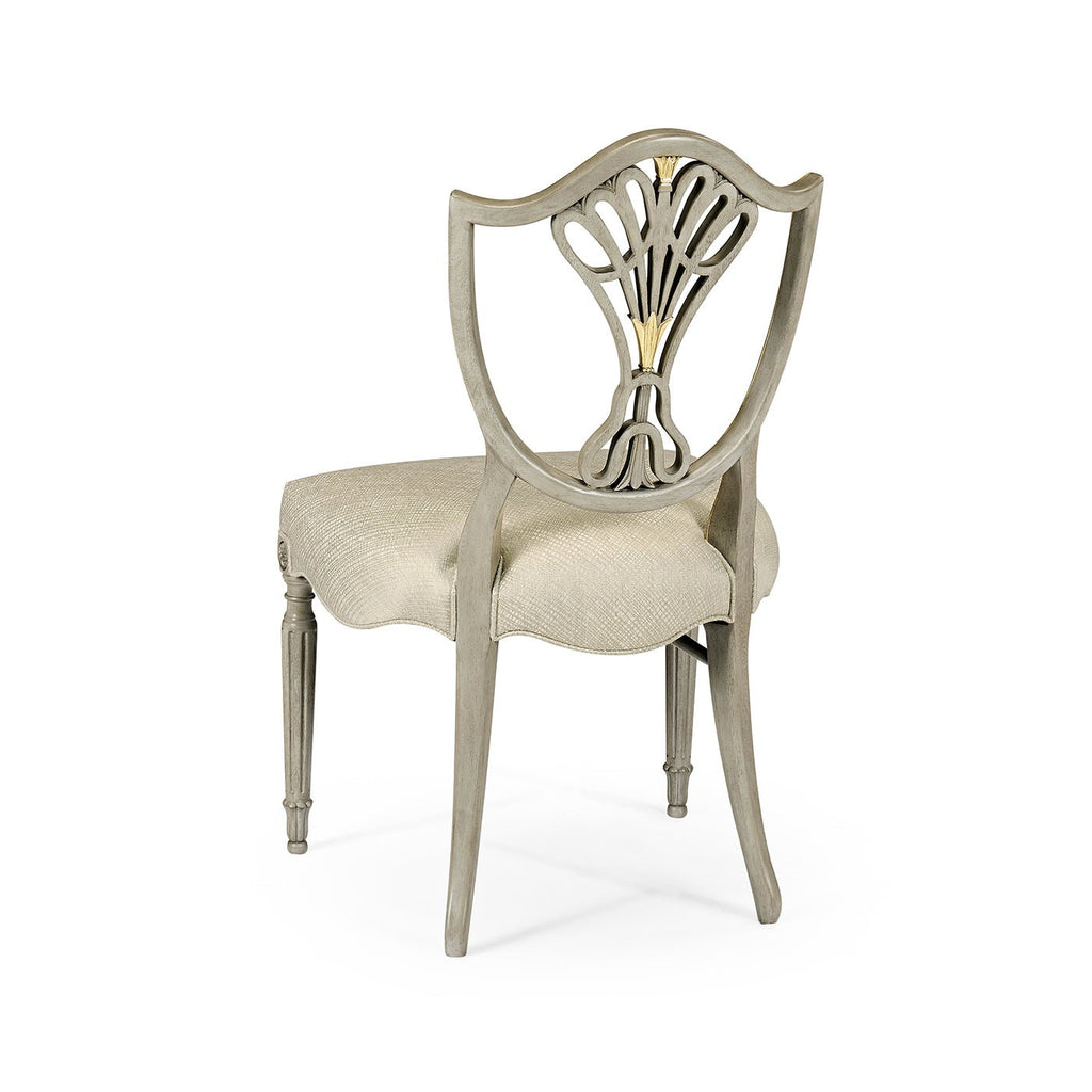 Chaise de salle à manger de style antique avec dossier en bouclier