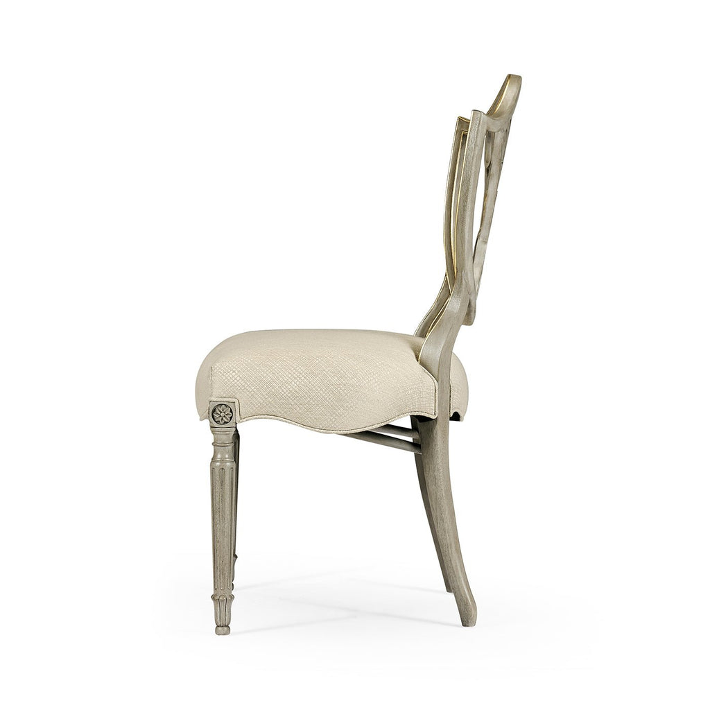 Chaise de salle à manger de style antique avec dossier en bouclier
